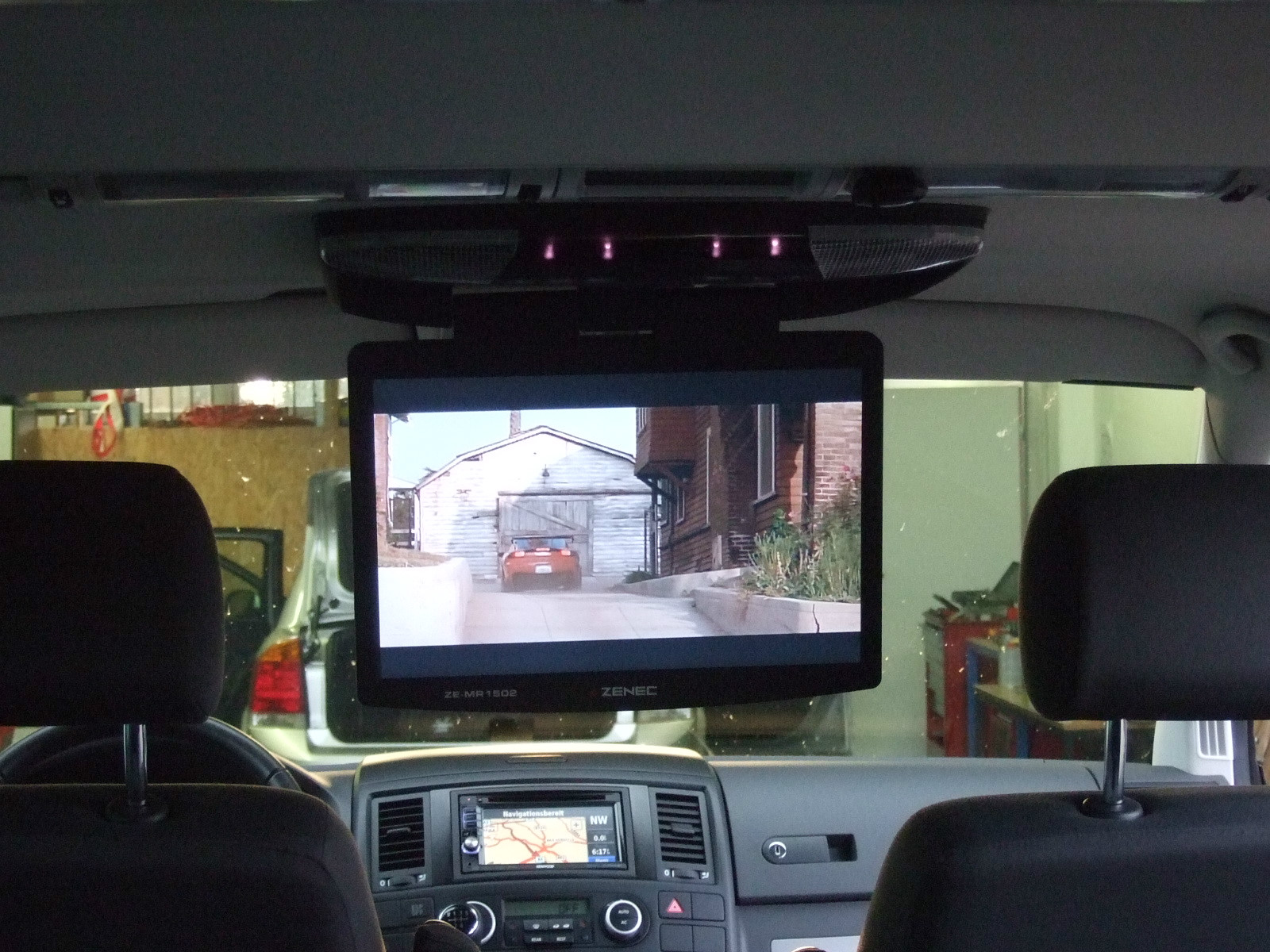 VW T5 Multivan mit Deckenmonitor und Kenwood Navigation